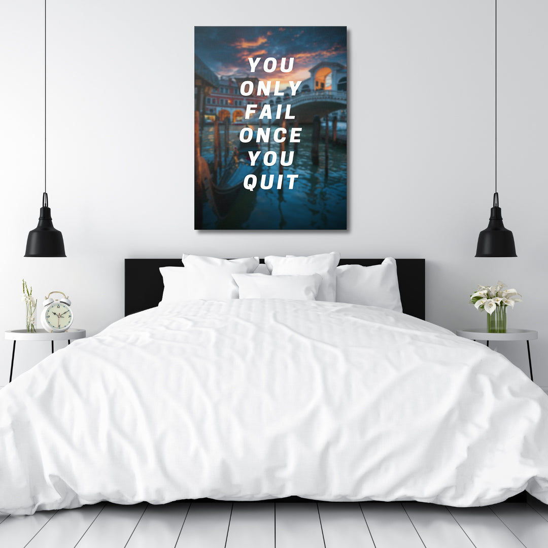 Motivační obraz - You Only Fail Once You Quit nad postelí.