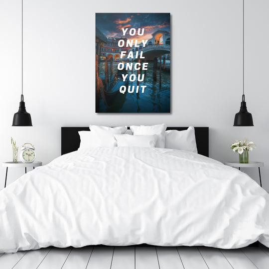 Motivační obraz - You Only Fail Once You Quit nad postelí.