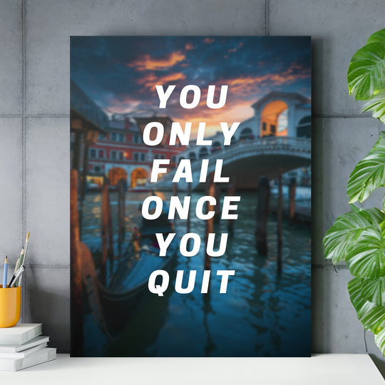 Motivační obraz - You Only Fail Once You Quit nad pracovním stolem.