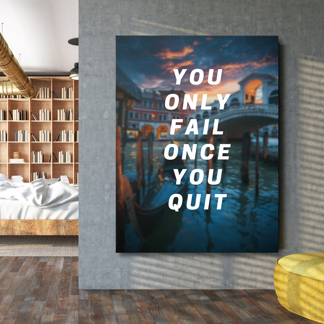 Motivační obraz - You Only Fail Once You Quit na velké stěně.