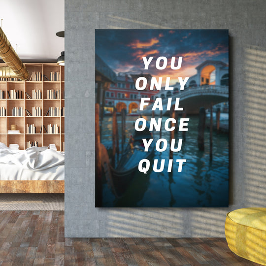 Motivační obraz - You Only Fail Once You Quit na velké stěně.