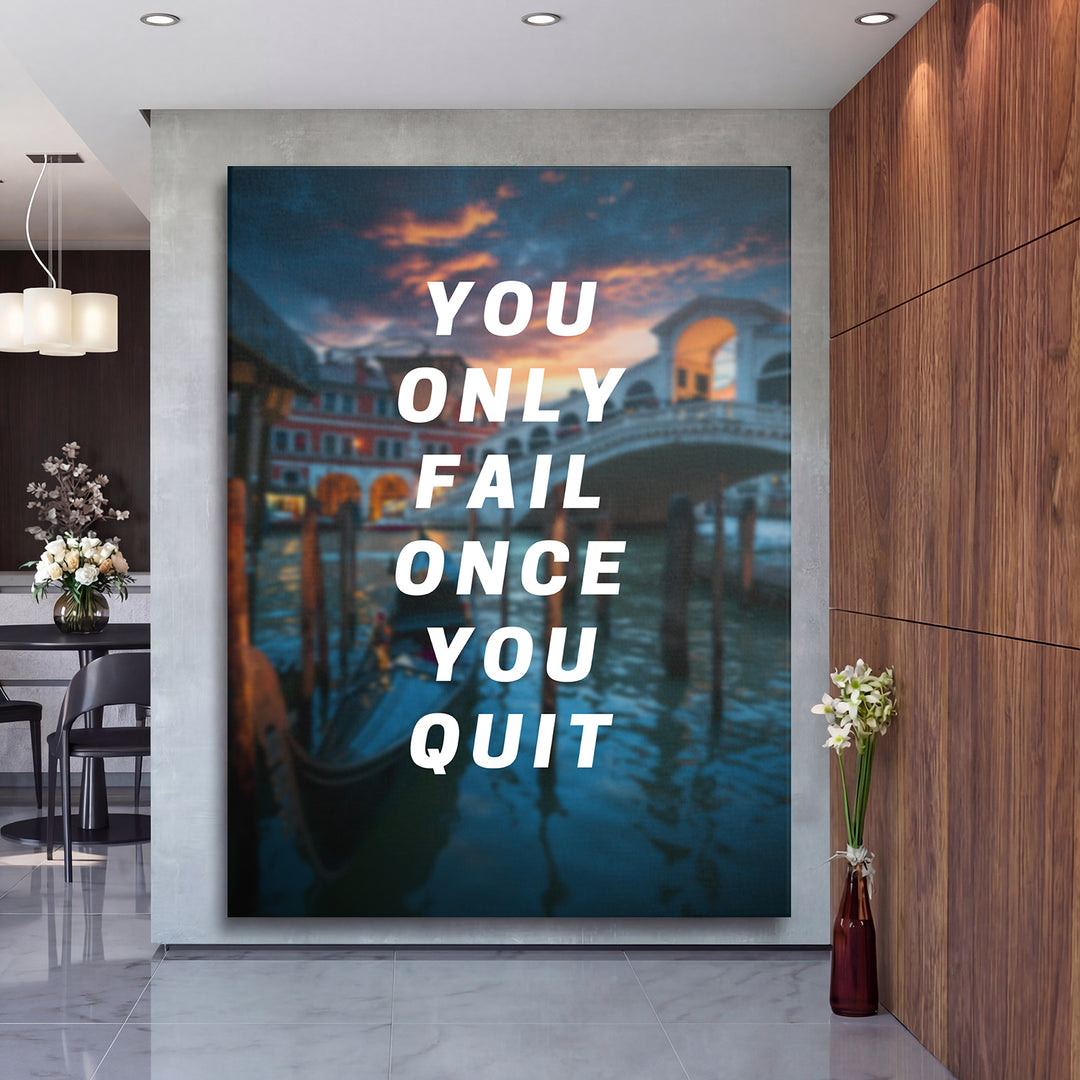 Motivační obraz - You Only Fail Once You Quit na velké stěně, druhý pohled.