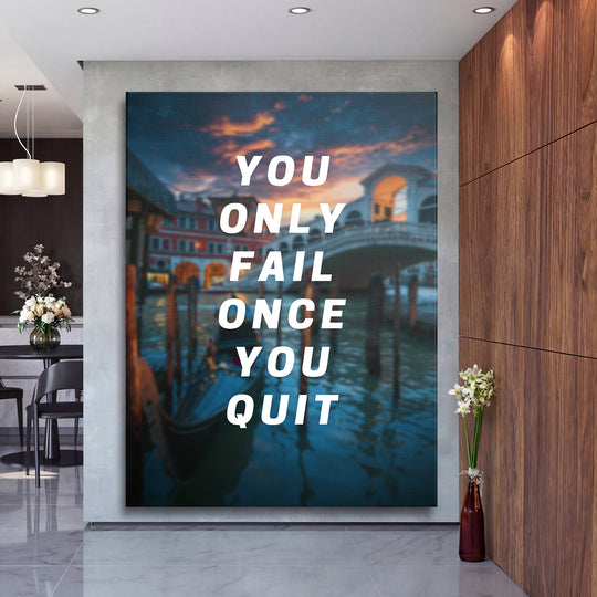 Motivační obraz - You Only Fail Once You Quit na velké stěně, druhý pohled.
