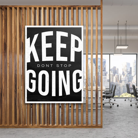 Motivační obraz Keep Going - Vintage typografie na dřevěné stěně.