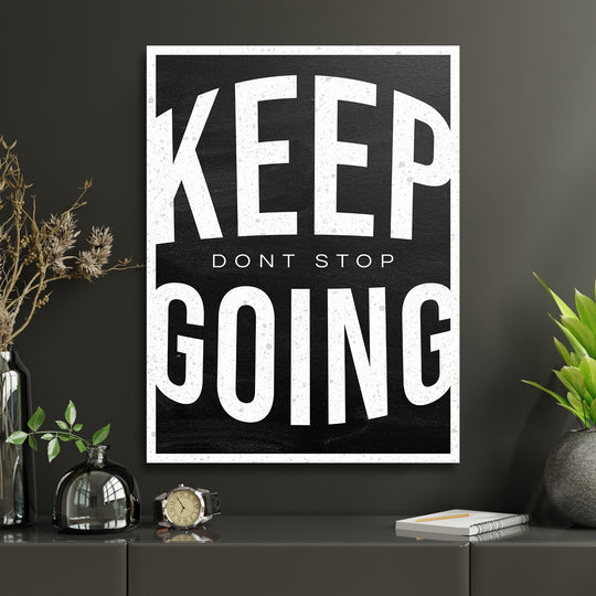 Motivační obraz Keep Going - Vintage typografie v interiéru s hodinami.
