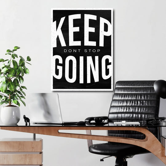 Motivační obraz Keep Going - Vintage typografie v kanceláři.