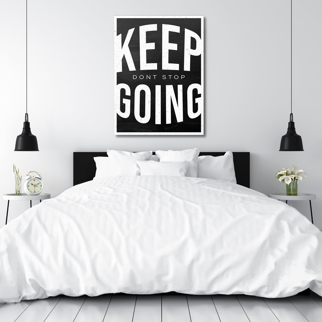 Motivační obraz Keep Going - Vintage typografie nad postelí.