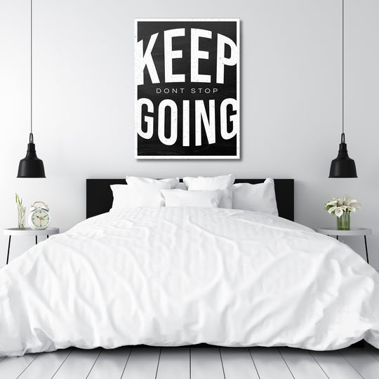 Motivační obraz Keep Going - Vintage typografie nad postelí.