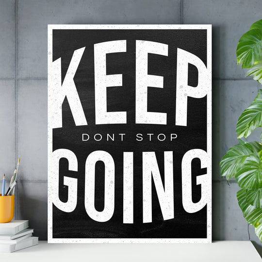 Motivační obraz Keep Going - Vintage typografie nad pracovním stolem.