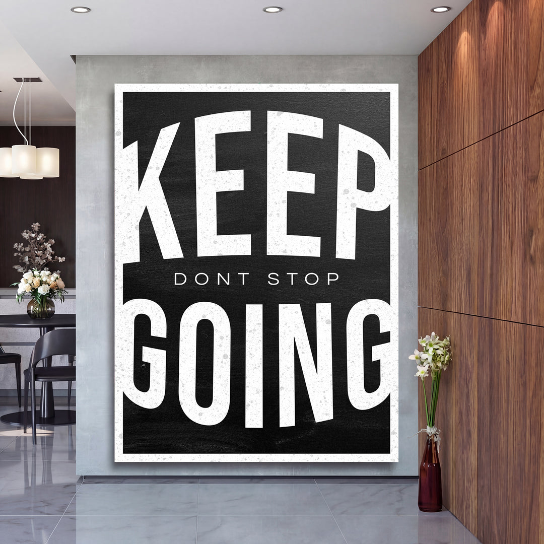 Motivační obraz Keep Going - Vintage typografie na velké stěně, druhý pohled.