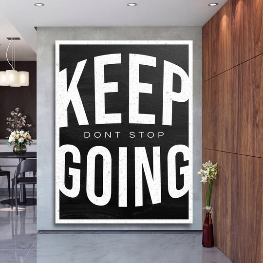 Motivační obraz Keep Going - Vintage typografie na velké stěně, druhý pohled.