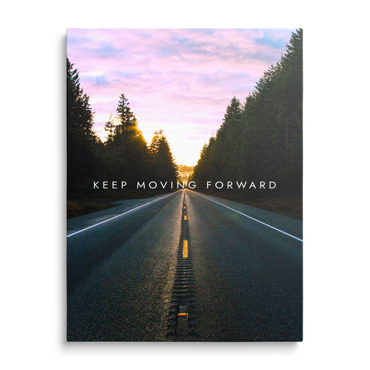 Rovná lesní silnice mezi tmavými smrky směřuje do zlatého východu slunce, bílý nápis Keep Moving Forward přes střed.