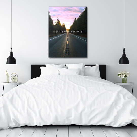 Motivační obraz - Keep Moving Forward nad postelí.