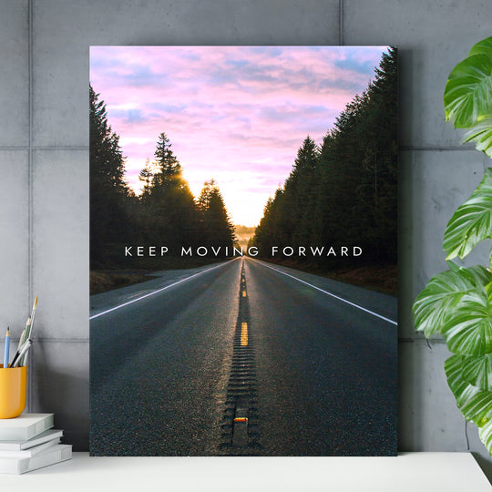 Motivační obraz - Keep Moving Forward nad pracovním stolem.