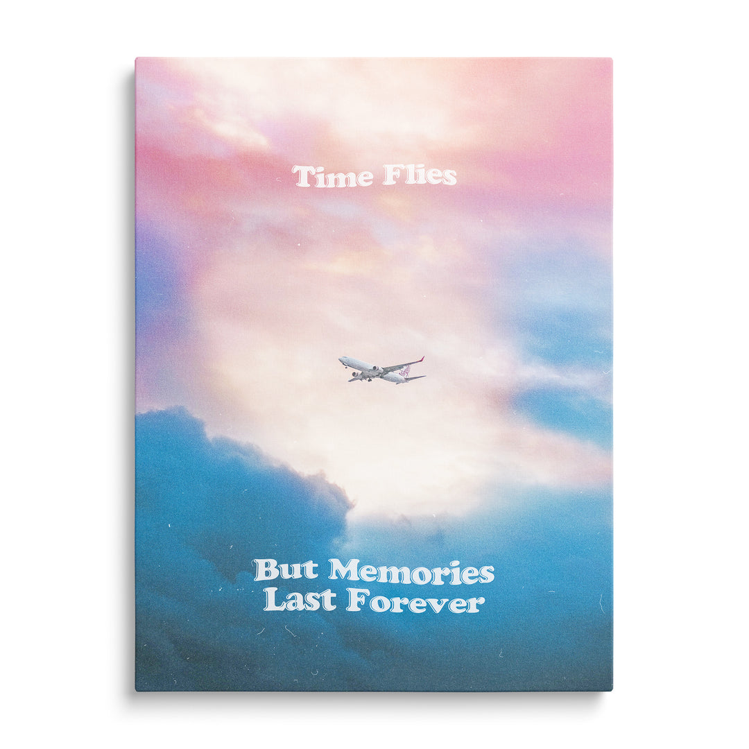 Dopravní letadlo mezi růžovými a modrými oblaky, bílé nápisy Time Flies a But Memories Last Forever na pastelové obloze.