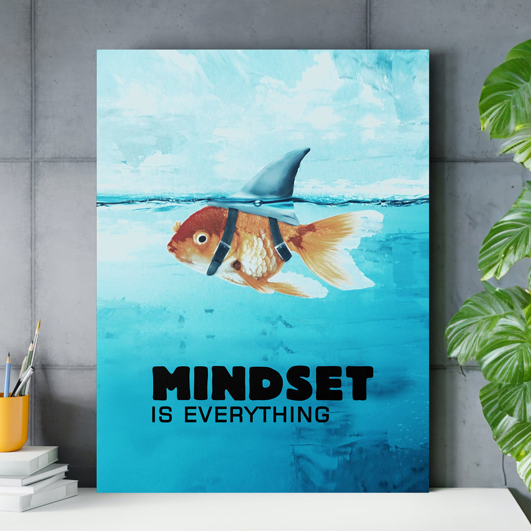 Motivační obraz - Mindset Is Everything nad pracovním stolem.