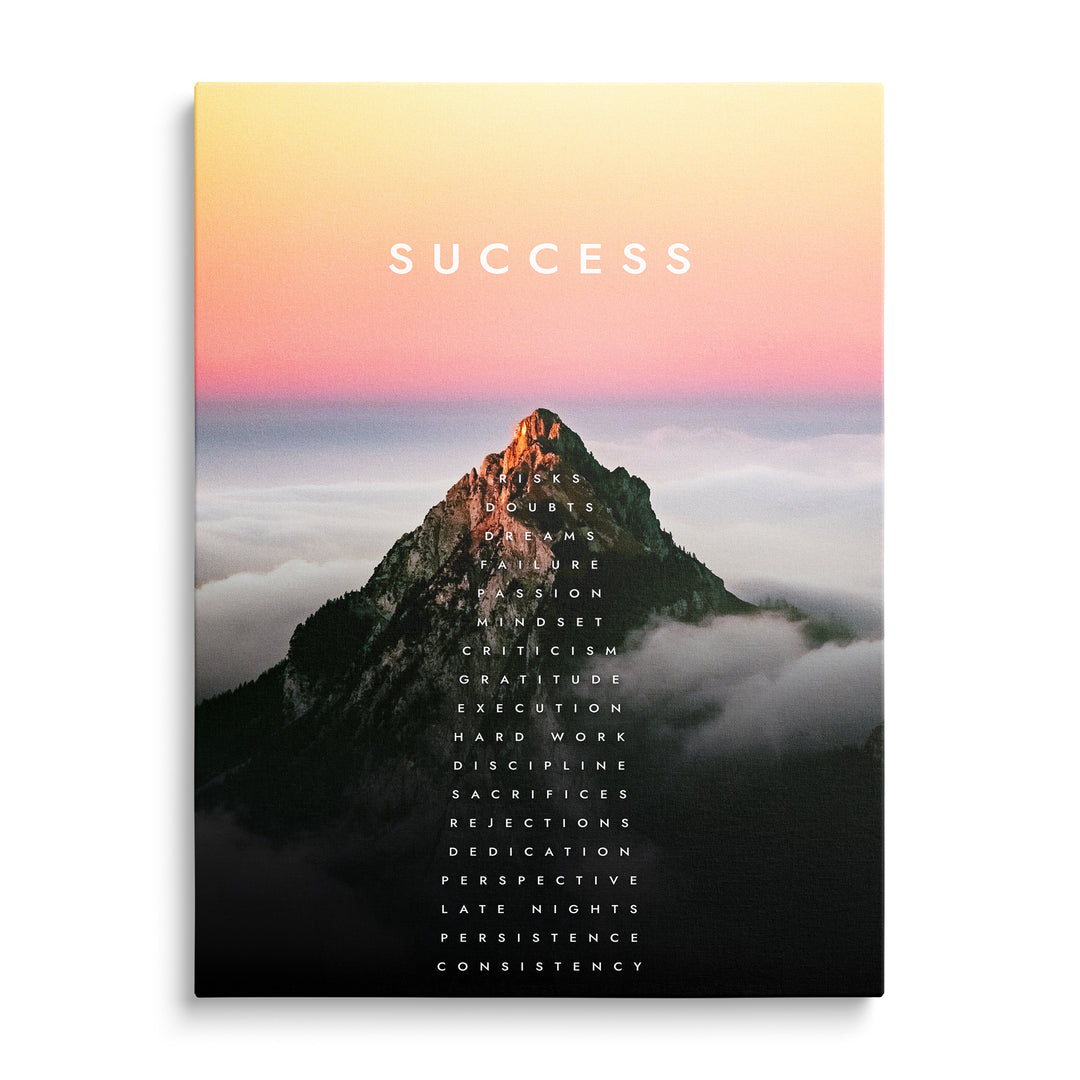 Tmavý horský vrchol nad šedými mraky při růžovooranžovém východu slunce, nápis Success a bílá slova po svahu.