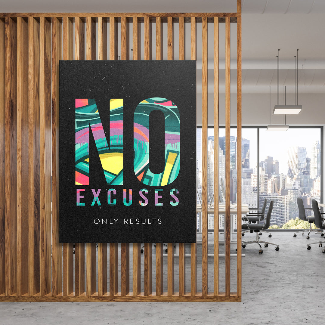 Motivační obraz - No Excuses Only Results na dřevěné stěně.