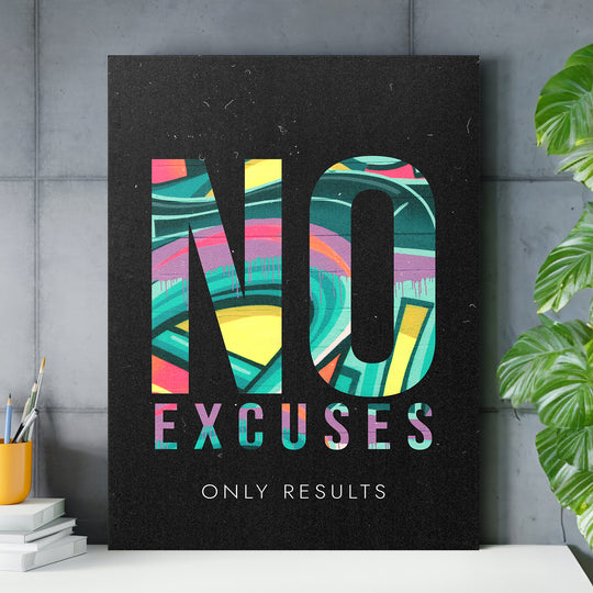 Motivační obraz - No Excuses Only Results nad pracovním stolem.