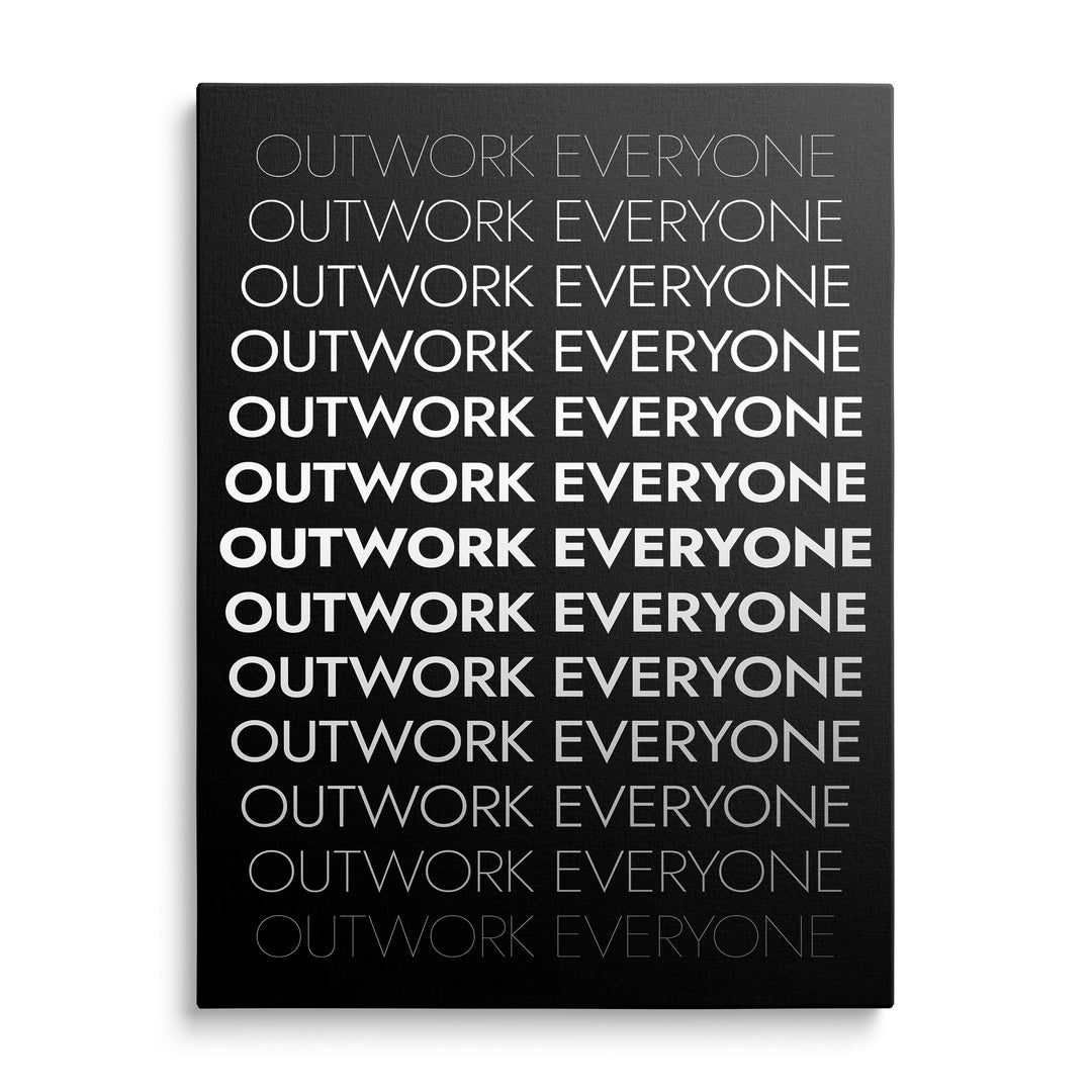 Třináct řádků bílého nápisu Outwork Everyone s proměnlivou tloušťkou bezpatkového písma na černém podkladu.