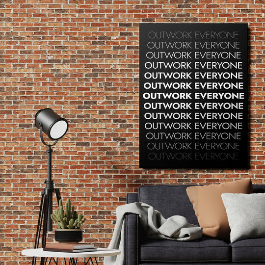 Motivační obraz - Outwork Everyone na cihlové zdi.