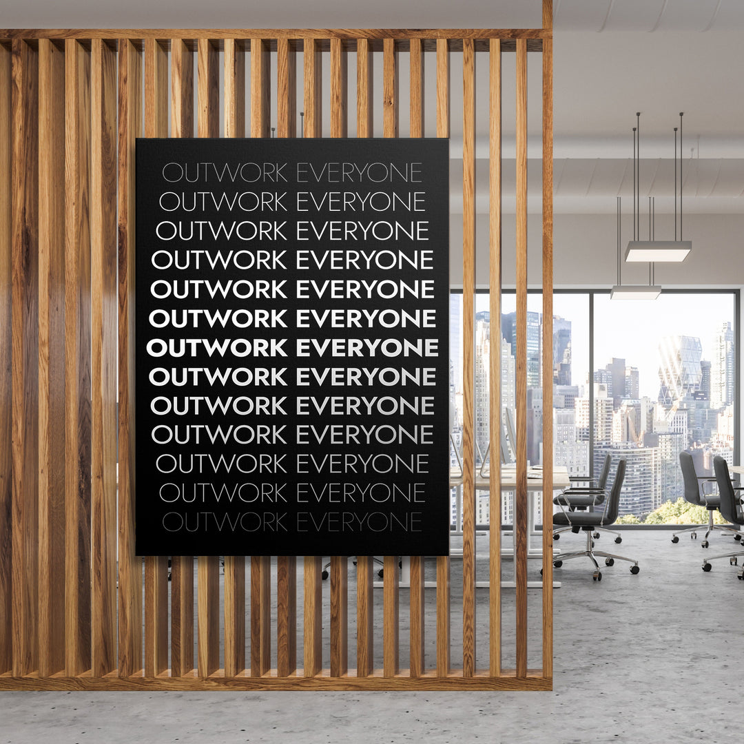Motivační obraz - Outwork Everyone na dřevěné stěně.