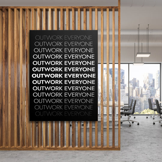 Motivační obraz - Outwork Everyone na dřevěné stěně.