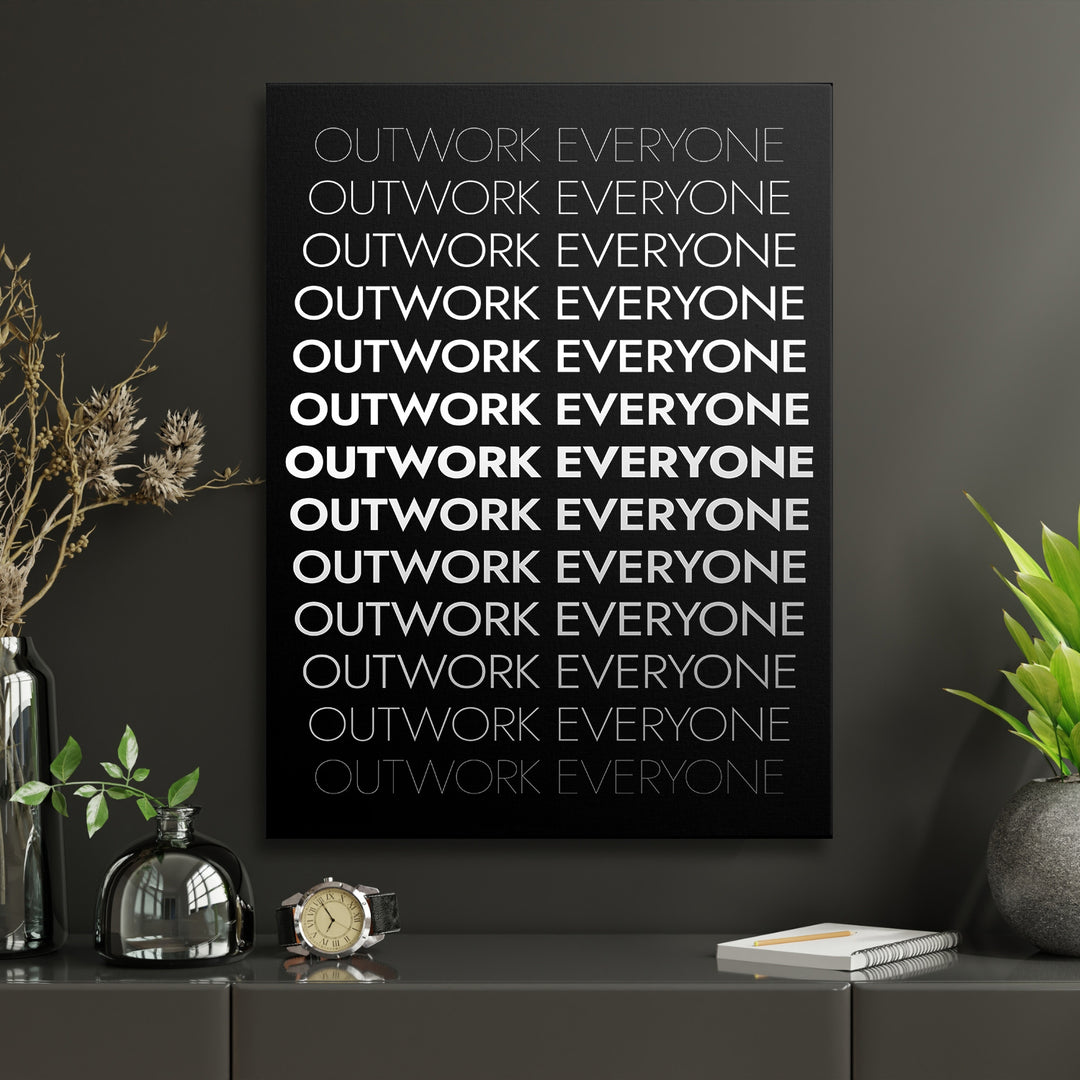 Motivační obraz - Outwork Everyone v interiéru s hodinami.