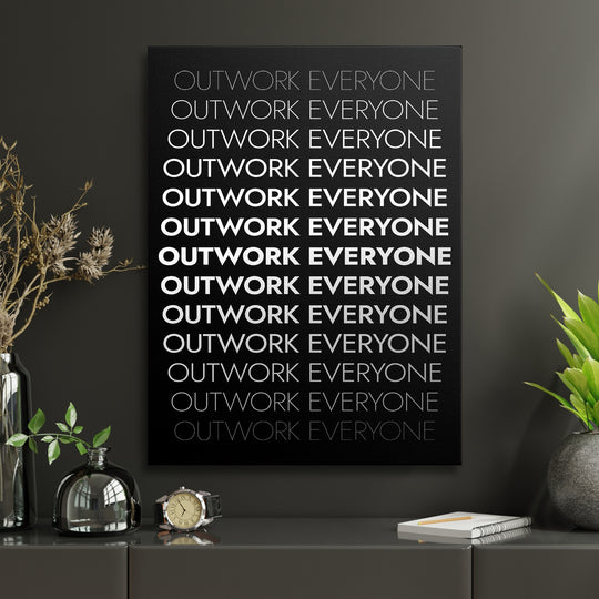 Motivační obraz - Outwork Everyone v interiéru s hodinami.