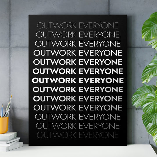 Motivační obraz - Outwork Everyone nad pracovním stolem.
