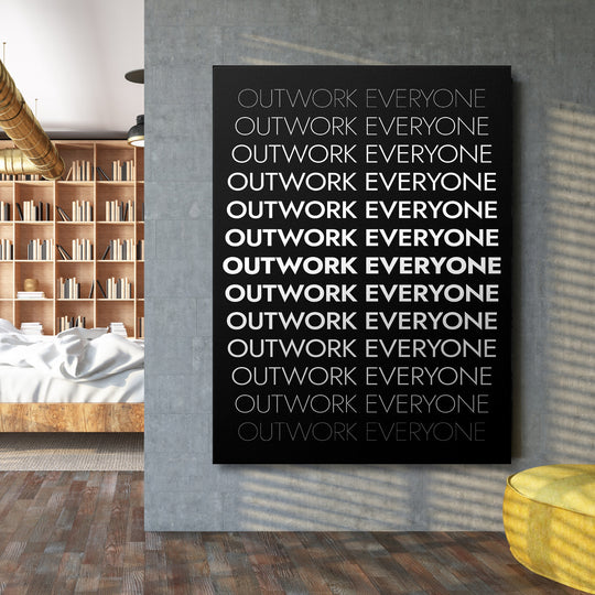 Motivační obraz - Outwork Everyone na velké stěně.