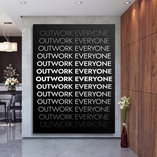 Motivační obraz - Outwork Everyone na velké stěně, druhý pohled.