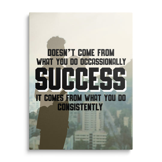 Tmavá silueta muže z boku před mlhavými výškovými budovami, černý nápis Success a text o důslednosti na béžovošedém pozadí.