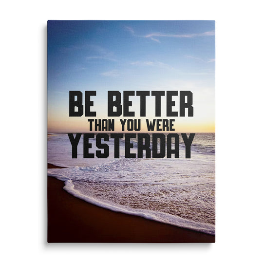Pláž s pěnou mořských vln, modrá obloha a teplý horizont, velký černý nápis Be Better Than You Were Yesterday.