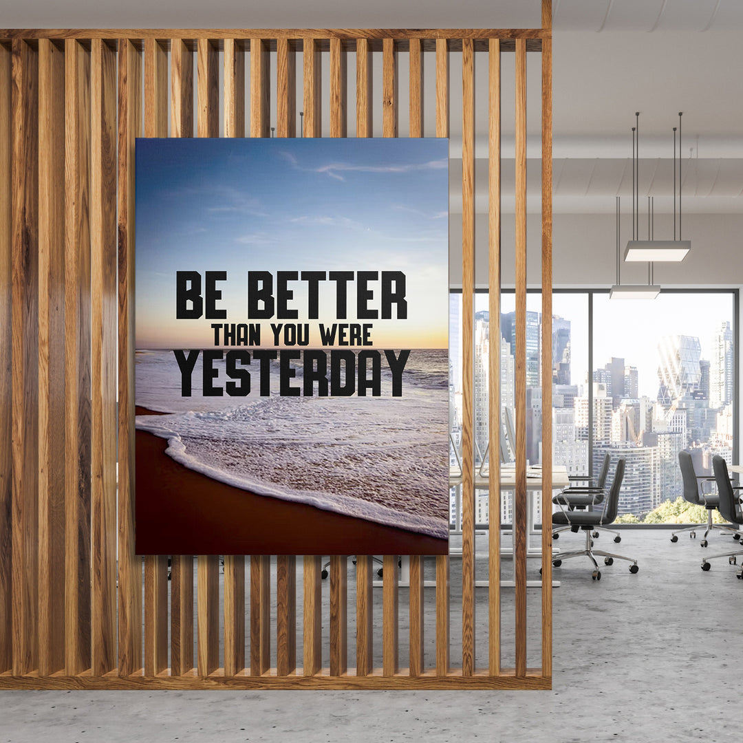 Motivační obraz - Be Better Than Yesterday na dřevěné stěně.