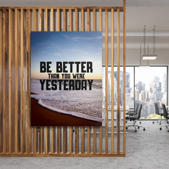Motivační obraz - Be Better Than Yesterday na dřevěné stěně.