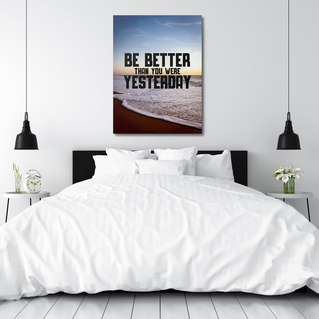 Motivační obraz - Be Better Than Yesterday nad postelí.