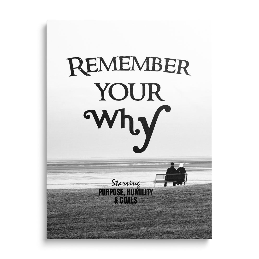 Dvě osoby na lavičce u moře v černobílé fotografii, nahoře velký nápis Remember Your Why a dole drobná typografie.