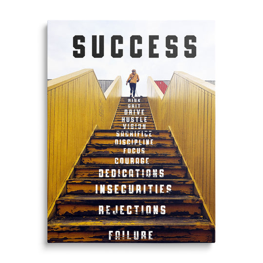 Postava s batohem na žlutém dřevěném schodišti mezi žlutými stěnami, bílá obloha a černý nápis Success.