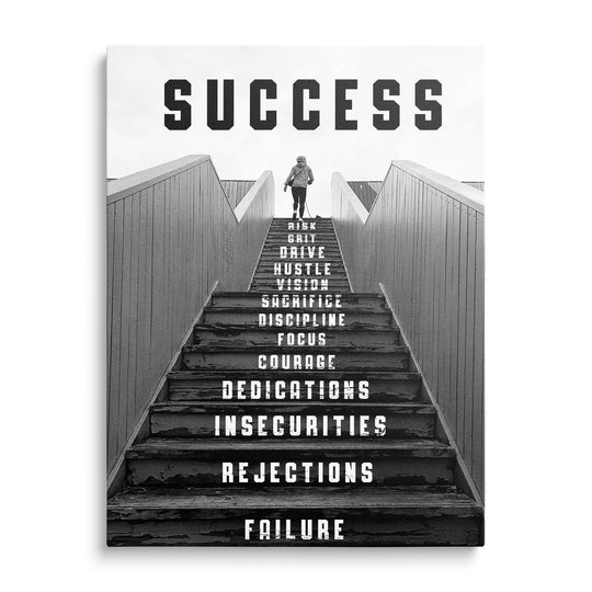 Černobílá fotografie postavy stoupající dlouhým schodištěm mezi světlými stěnami, nápis Success a bílé texty na schodech.