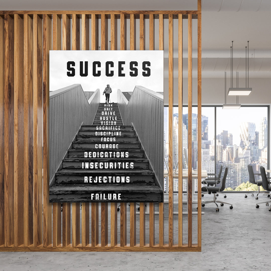 Motivační obraz Success - Černobílé schody na dřevěné stěně.