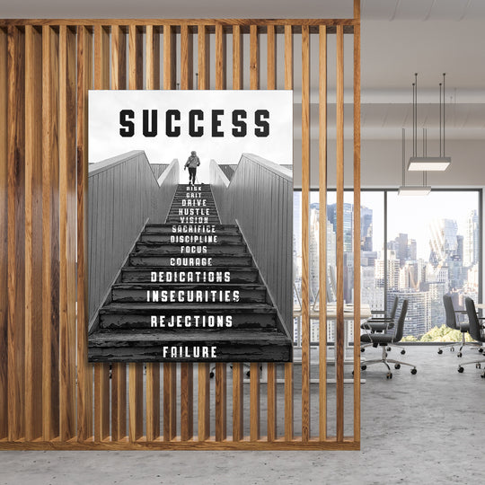 Motivační obraz Success - Černobílé schody na dřevěné stěně.
