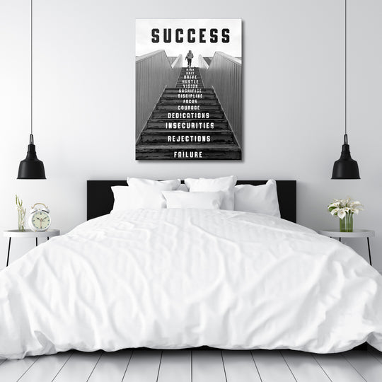 Motivační obraz Success - Černobílé schody nad postelí.