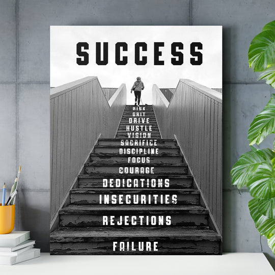 Motivační obraz Success - Černobílé schody nad pracovním stolem.