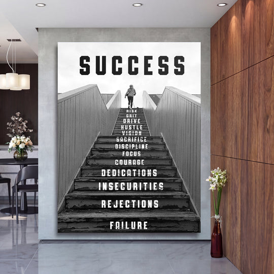 Motivační obraz Success - Černobílé schody na velké stěně, druhý pohled.