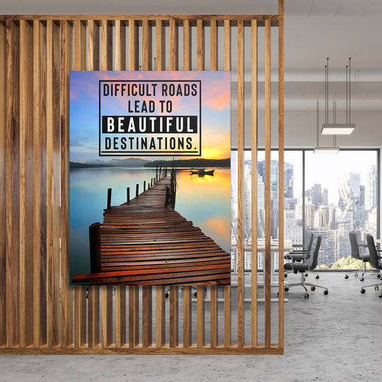 Motivační obraz - Beautiful Destinations na dřevěné stěně.
