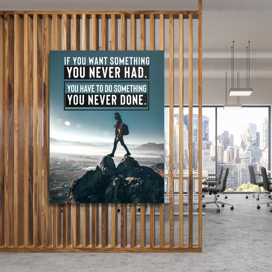 Motivační obraz - Za hranicí známého na dřevěné stěně.