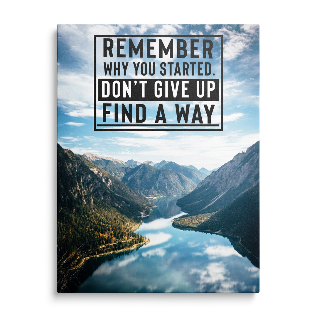 Letecký pohled na horské jezero, zelené lesnaté svahy a odrazy mraků, černobílý rámeček s textem Remember Why You Started.