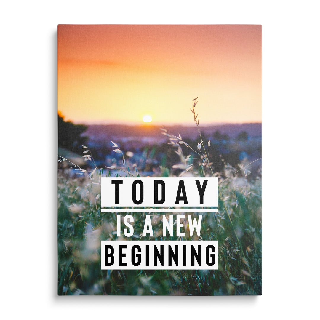 Divoké traviny a modravé kopce při oranžovozlatém západu slunce, tři černobílé pásy s textem Today Is a New Beginning.