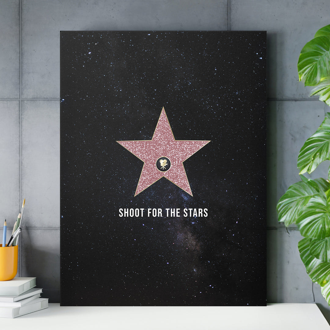 Motivační obraz - Shoot for the Stars nad pracovním stolem.